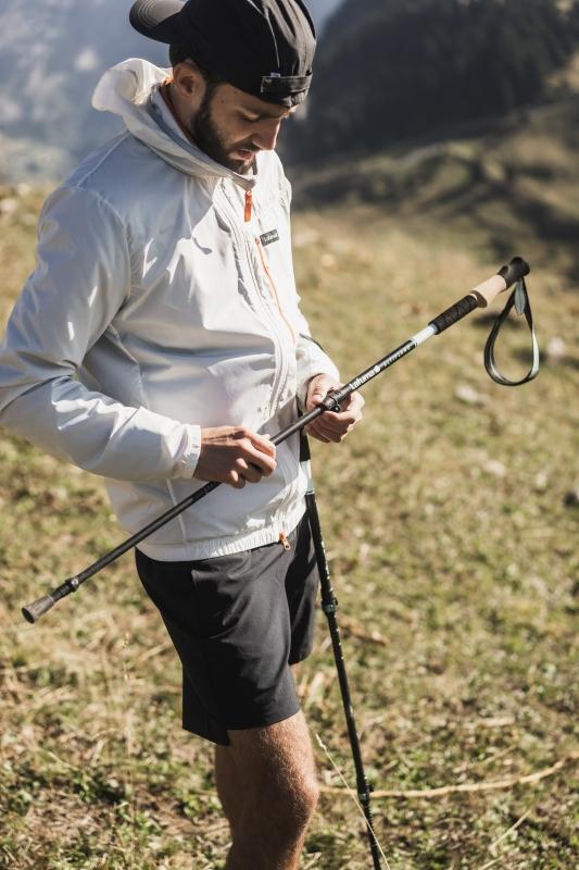 Mit einem oder zwei Stöcken wandern Mit einem oder zwei Stöcken wandern