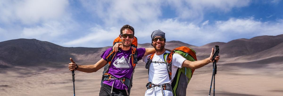 Zwei Wanderer mit Sonnenbrille Zwei Wanderer mit Sonnenbrille