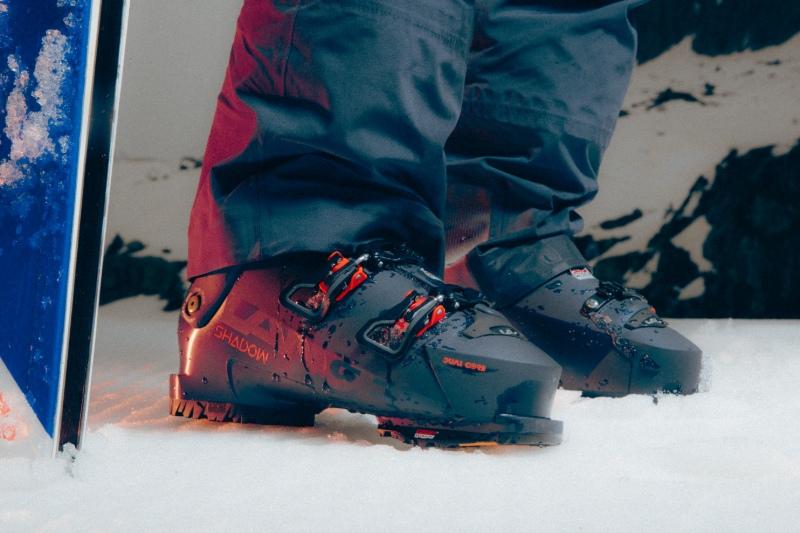 Angezogene Skischuhe